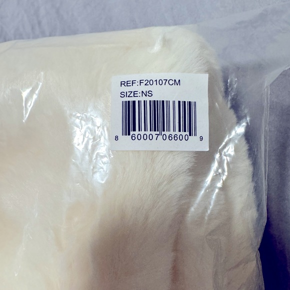 APPARIS Bambi Fuzzy Scarf Pull-through Scarf in Ivory /Cream - Picture 6 of 7